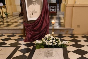 Retrato de monseñor Vicente Faustino Zazpe frente a su tumba, Catedral Metropolitana de Santa Fe. Manuel Fabatía