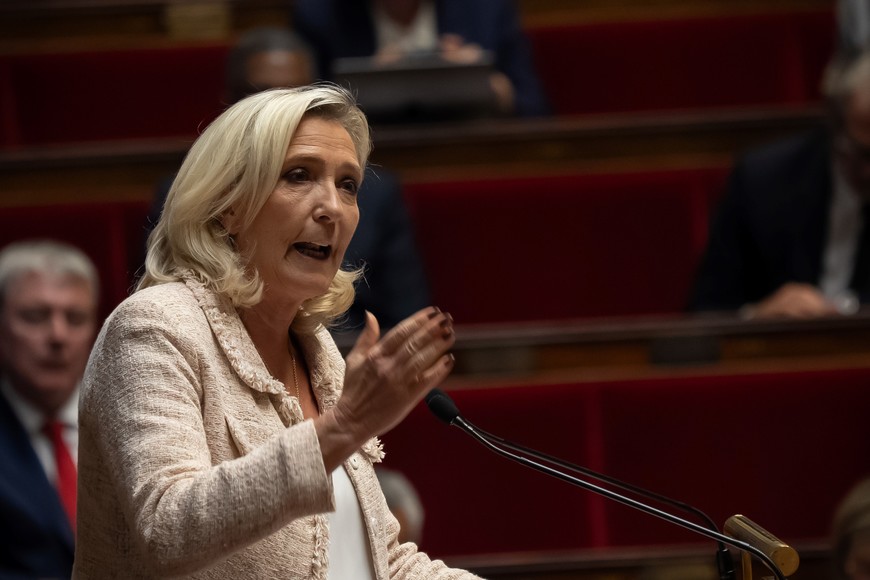 (250908) -- PARIS, 8 septiembre, 2025 (Xinhua) -- Marine Le Pen, excandidata presidencial del partido de extrema derecha francés Agrupación Nacional, pronuncia un discurso después de la declaración de política general del primer ministro francés, Francois Bayrou, durante una sesión parlamentaria extraordinaria previo a una moción de confianza sobre el plan de recorte presupuestario, en París, Francia, el 8 de septiembre de 2025. El primer ministro francés, Francois Bayrou, perdió el lunes su moción de confianza en la Asamblea Nacional de Francia por su plan presupuestario que pretendía ahorrar 44.000 millones de euros (51.660 millones de dólares) al año en gasto público. (Xinhua/Aurelien Morissard) (rtg) (ah) (ce)
