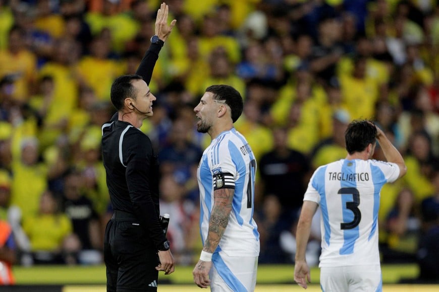 Soccer Football - World Cup - CONMEBOL Qualifiers - Ecuador v Argentina - Estadio Monumental Banco Pichincha, Guayaquil, Ecuador - September 9, 2025
Argentina's Nicolas Otamendi remonstrates to referee Wilmar Roldan REUTERS/Cristina Vega