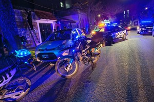 Policías treparon a los techos para dar con el sospechoso que intentaba escapar.