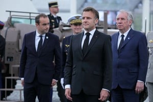 Foto de archivo que muestra en el centro al presidente de Francia, Emmanuel Macron; a su izquierda el desplazado François Bayrou; y a su derecha el flamante primer ministro francés Sébastien Lecornu. Foto: Thomas  Samson / REUTERS.