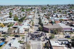 La nueva pavimentación de calle Larrea, con veredas y cordón cuneta ya finalizados.
