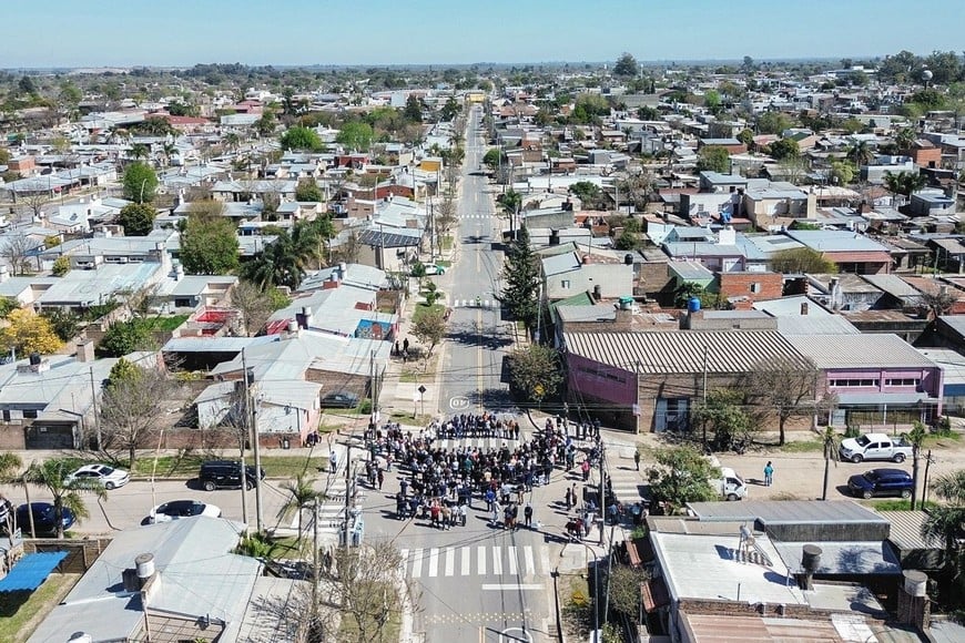 La nueva pavimentación de calle Larrea, con veredas y cordón cuneta ya finalizados.