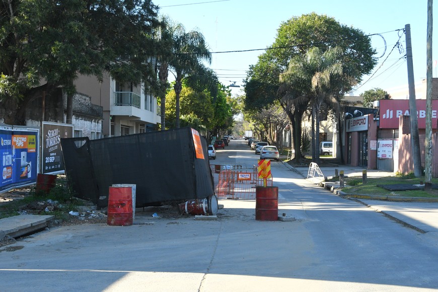 La esquina de Alberdi y Alem tiene aún media calzada interrumpida porque los trabajos continúan. Crédito: Luis Cetraro