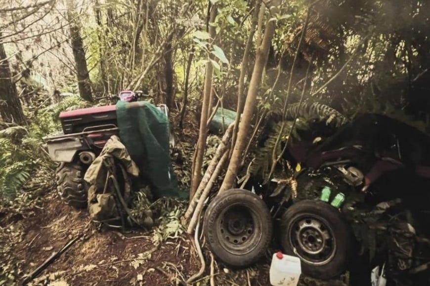 La policía dijo que encontró varias armas de fuego y otros objetos en el campamento.