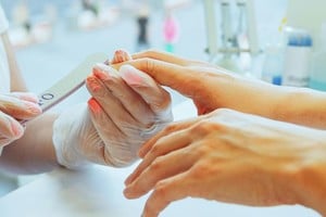 Mantener las cutículas hidratadas ayuda a prolongar la manicura.