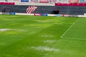 El césped del estadio Pablo Comelli muestra un deterioro que preocupa.