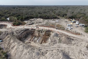 El proyecto, a cargo de la empresa ICA SRL, tiene un plazo de ejecución de ocho meses. Hasta el momento, los trabajos incluyen la demolición de una alcantarilla, la construcción de desvíos para el arroyo y el avance en el hormigonado de la nueva estructura.