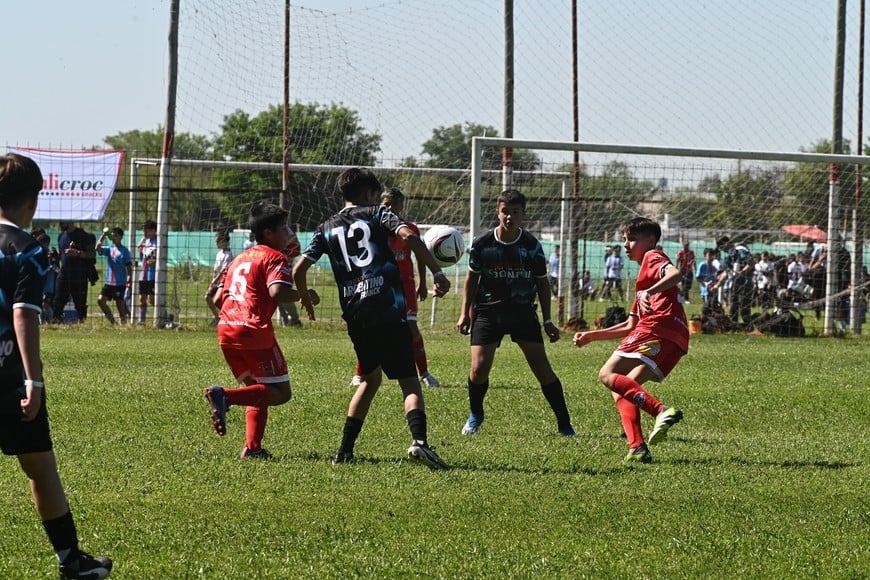 Jóvenes talentos desplegando su habilidad en el fútbol formativo. Crédito: Flavio Raina.