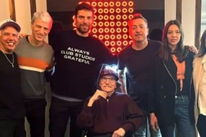 Charly García firmó contrato con Sony Music Argentina para lanzar un single junto a Sting. Charly junto a las autoridades de Sony Music Argentina, Mecha Iñigo y Tato Vega.