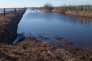 Uno de los caminos rurales con presencia de agua tras las precipitaciones de fines de agosto.