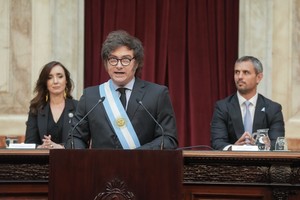 Mismo escenario, ¿otro guión? Milei en el Congreso y por cadena nacional, el domingo 15 de septiembre de 2024. Detrás, la vicepresidenta Victoria Villarruel con quien el diálogo permanece cortado, y el titular de la Cámara de Diputados, Martín Menem, mencionado en los audios por supuestas coimas en la ANDIs.