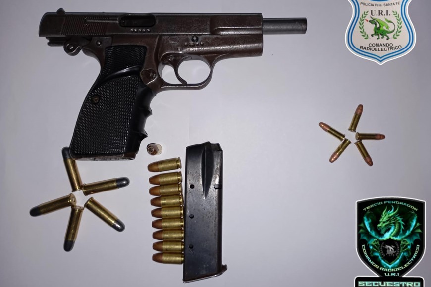 La pistola secuestrada es de grueso calibre. Foto El Litoral