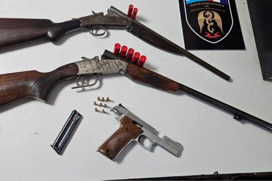 Las armas incautadas en la vivienda: una pistola y dos escopetas, todas cargadas.