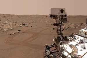 El rover Perseverance en Marte se ve en una "selfie" que tomó sobre una roca apodada "Rochette". REUTERS 