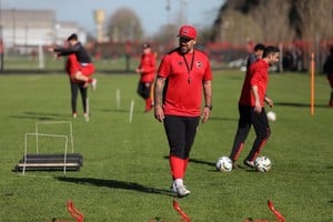 La estrategia del técnico “leproso” será poner una formación con mayoría de titulares este viernes para tratar de cortar la racha de derrotas.