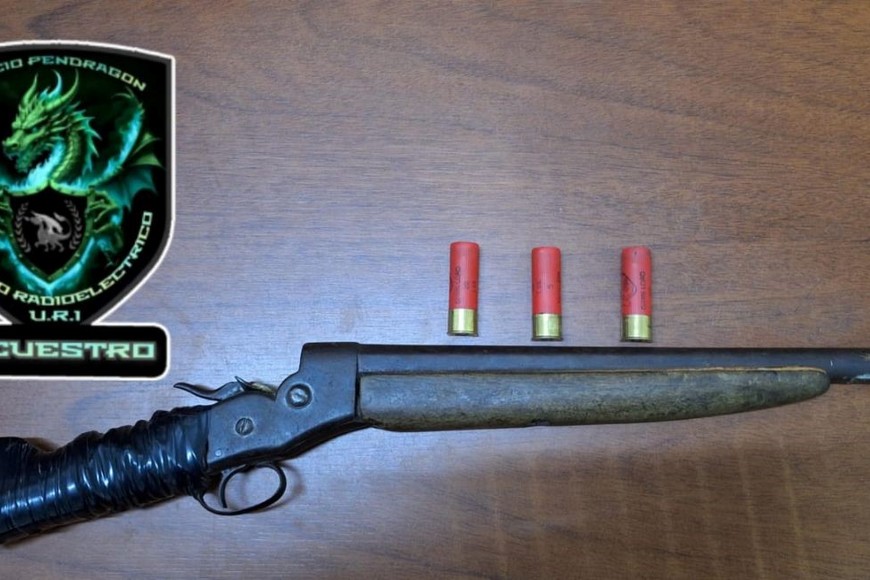 Una mujer llevaba la escopeta recortada oculta bajo su campera. Foto: El Litoral