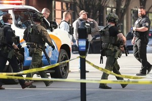 Cientos de policías y agentes de la ley respondieron al tiroteo