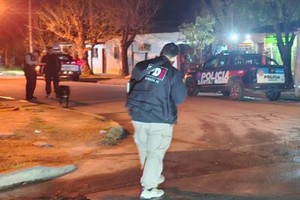 Peritos e investigadores trabajaron en la escena del escena del suceso.