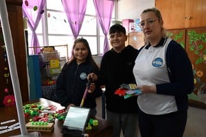 Historias de docentes hay muchas. En este Día del Maestro contamos la de María Fernanda Campagnolo, profesora de Tecnología en la Escuela Sargento Cabral. Crédito: Flavio Raina