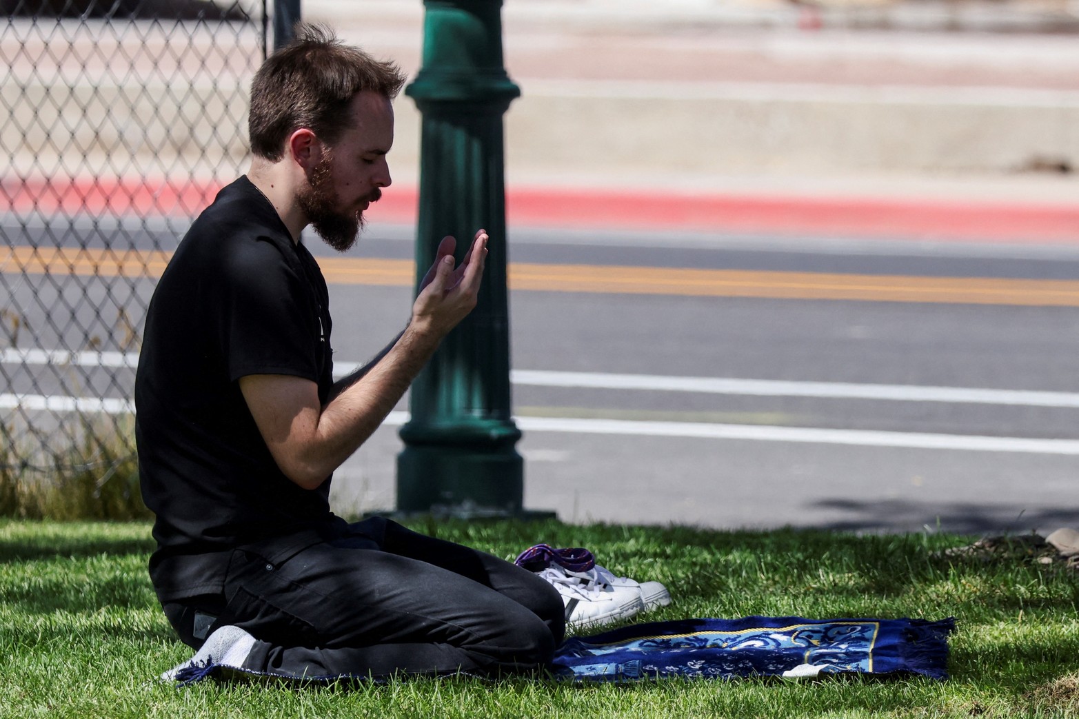 Un joven rezando por la salud de Kirk