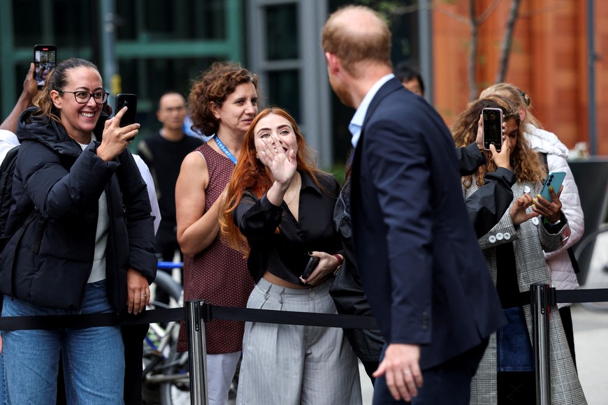 People react, as Britain's Prince Harry departs, following his visit to the Centre for Blast Injury Studies at Imperial College London, in London, Britain, September 10, 2025. REUTERS/Suzanne Plunkett/Pool