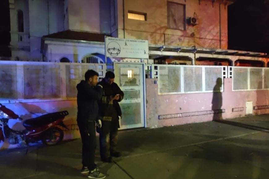 Un incendio callejero puso en riesgo a 12 chicos del hogar Estrada. Foto: El Litoral