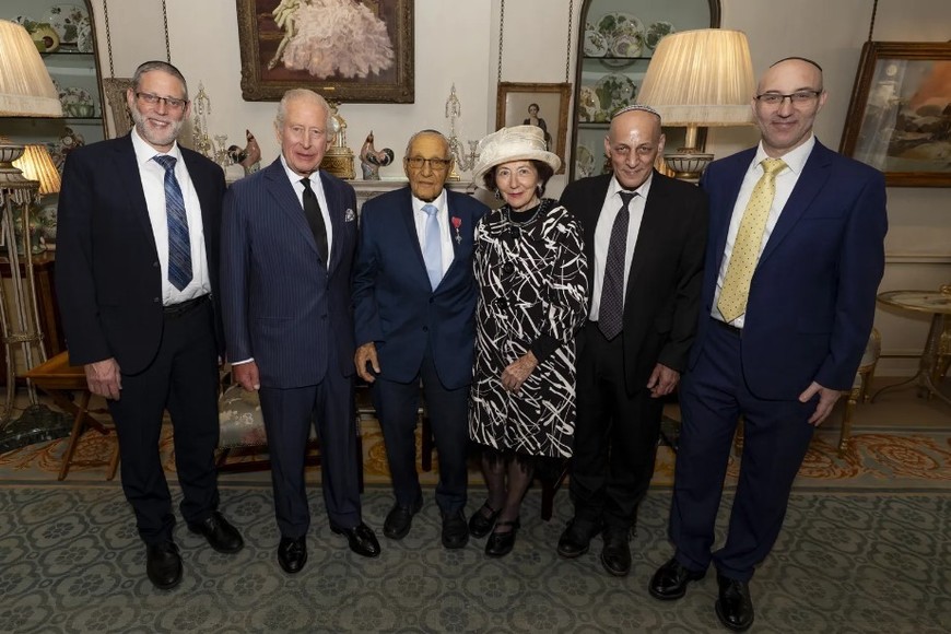 Carlos III con Manfred Goldberg y algunos de sus familiares.