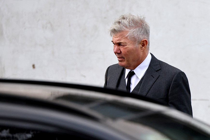 Fernando Burlando, lawyer for the daughters of late Argentine soccer legend Diego Maradona, leaves the San Isidro court after a hearing to determine the future of soccer legend Diego Maradona's trial, after one of the three presiding judges stood down from the case amid accusations of ethical breaches, in San Isidro, on the outskirts of Buenos Aires, Argentina, May 29, 2025. REUTERS/Agustin Marcarian