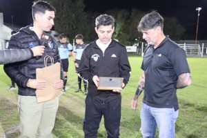 Homenaje. Momento de emoción. Herbert Bassitta entregó un plaqueta en nombre de la Liga Santafesina. Crédito: Gentileza César Ramallo.