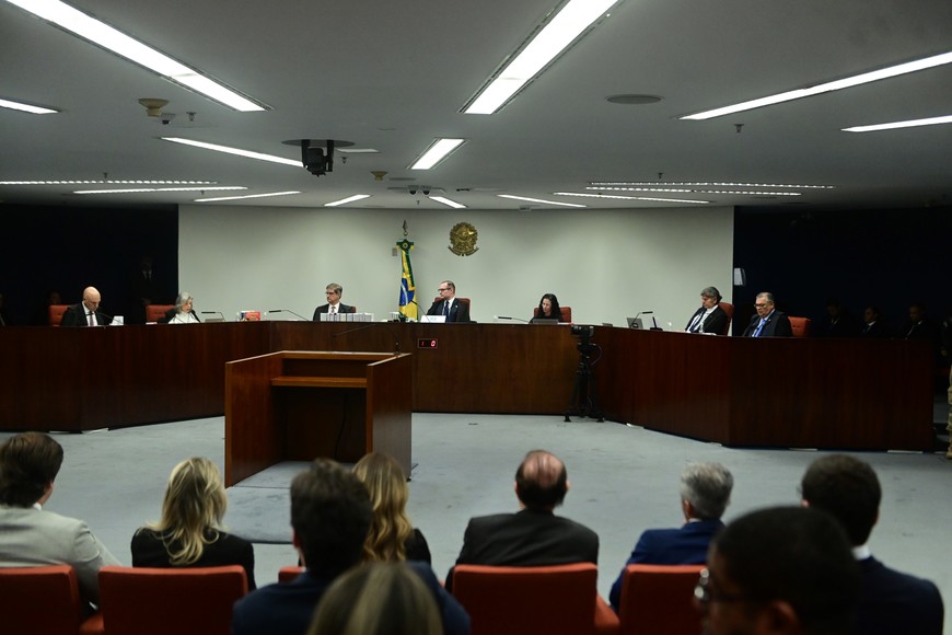 (250911) --  BRASILIA, 11 septiembre, 2025 (Xinhua) -- El Supremo Tribunal Federal (STF) de Brasil lleva a cabo la fase de veredicto y sentencia del juicio contra el expresidente brasileño, Jair Bolsonaro, y otros siete ex altos funcionarios y militares acusados de tentativa de golpe de Estado, en Brasilia, Brasil, el 11 de septiembre de 2025. Con el voto de la jueza Carmen Lúcia, la Primera Sala del STF de Brasil, compuesta por cinco magistrados, alcanzó el jueves una mayoría de tres votos a favor contra uno en contra para condenar a Bolsonaro en el juicio por tentativa de golpe de Estado. Si ninguno de los cuatro magistrados que ya han votado cambia su decisión antes del veredicto final este viernes, Bolsonaro se convertirá en el primer expresidente en la historia de Brasil en ser condenado por ese delito. (Xinhua/Lucio Tavora) (lt) (rtg) (ra) (ce)
