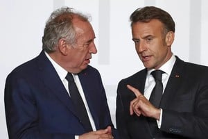 El ahora ex primer ministro francés, François Bayrou, junto al presidente galo Emmanuel Macron. Reuters/DW