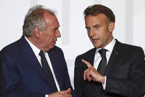 El ahora ex primer ministro francés, François Bayrou, junto al presidente galo Emmanuel Macron. Reuters/DW