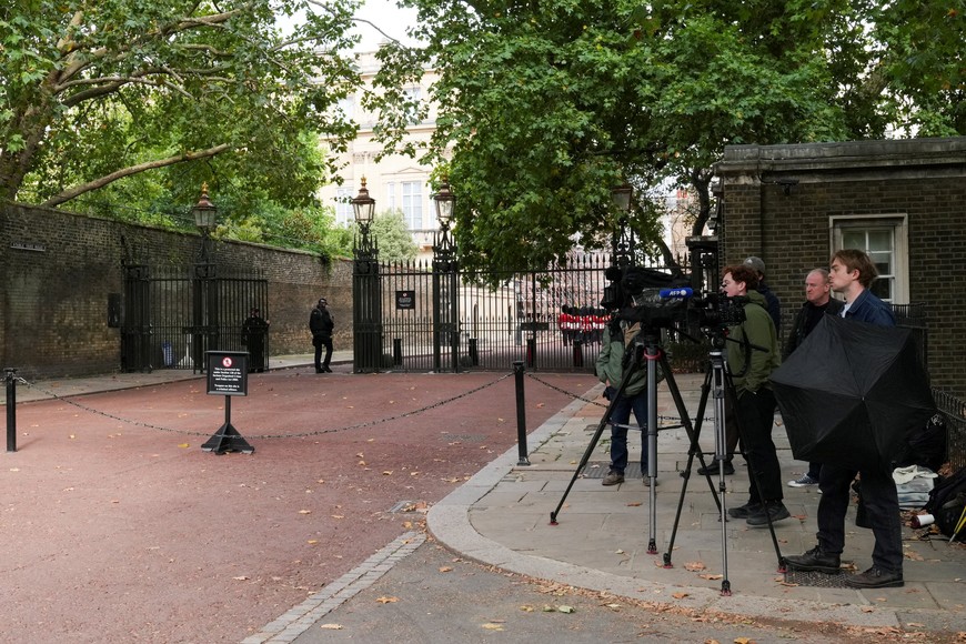 Members of the media gather outside of Clarence House, an official residence of Britain's King Charles, as Britain's Prince Harry visits the UK, in London, Britain, September 10, 2025. REUTERS/Carlos Jasso