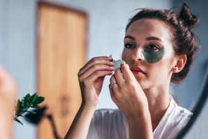 Dormir bien y mantener una rutina constante favorecen la regeneración cutánea.