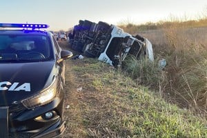 La zona quedó bajo custodia policial mientras se realizaban las tareas de remoción del camión siniestrado.