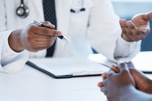 El riesgo de morir antes de los 80 años por cáncer, problemas cardíacos o ACV bajó en 152 países en el caso de las mujeres y en 147 en los hombres.