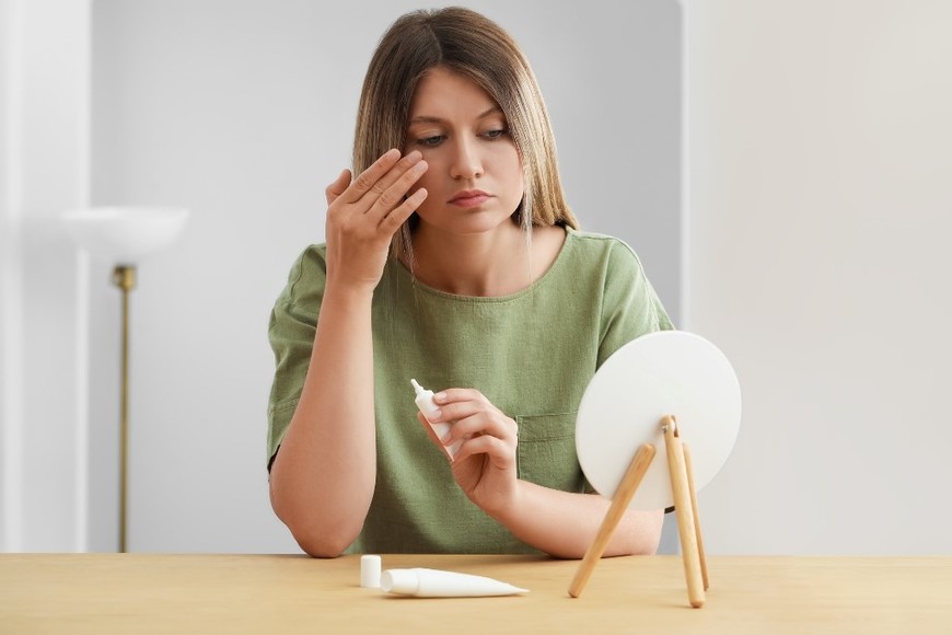 El uso diario de cremas hidrata la zona y previene la aparición de sombras.