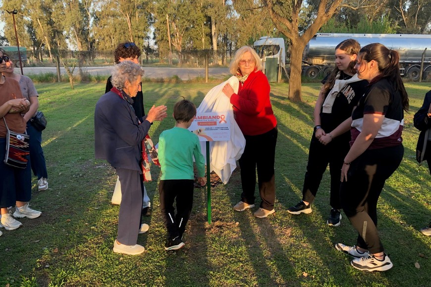 La ciudad de Sastre y sus instituciones se convocaron en la tarde de este miércoles con el objetivo de promover un mensaje de contención y apoyo, haciendo hincapié en que hablar sobre el suicidio es fundamental para derribar tabúes y salvar vidas.