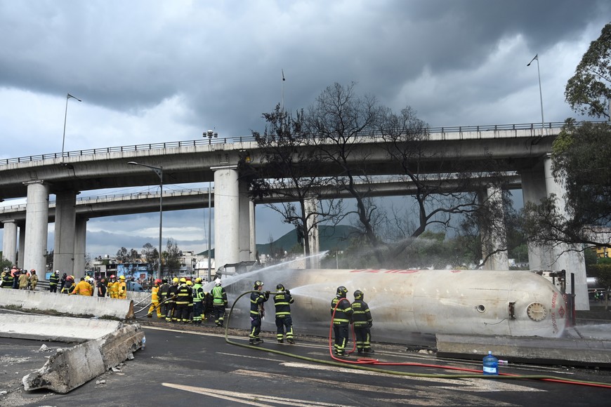 (250910) -- CIUDAD DE MEXICO, 10 septiembre, 2025 (Xinhua) -- Bomberos trabajan en el sitio donde se registró la volcadura y explosión de una pipa de gas LP (licuado de petróleo), en la Ciudad de México, capital de México, el 10 de septiembre de 2025. Al menos 57 personas lesionadas, 19 de ellas en estado de gravedad, es el saldo preliminar de un incendio derivado de la volcadura y explosión de una pipa de gas LP en el oriente de la Ciudad de México el miércoles, informaron autoridades locales. (Xinhua/Karen Alpide) (vf) (ce)