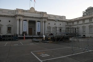 En la explanada de la Legislatura está todo listo para el acto de este viernes. Foto: Manuel Fabatía