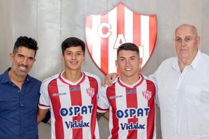 El famoso Modelo Unión. El agente FIFA Julio Cataldo, Lionel Verde, Mateo Del Blanco y Luis Spahn. La empresa internacional Insúa Group, con Julio como referente, tiene firmados players importantes del actual plantel de Madelón y a muchos juveniles que prometen. Foto: Gentileza
