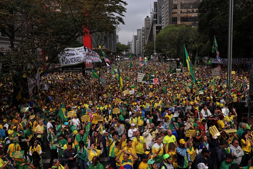 Supporters of former Brazilian President Jair Bolsonaro attend a demonstration on the Brazilian Independence Day, amid the final phase of Bolsonaro's trial, in which he is accused of plotting a coup after his electoral defeat, at Paulista Avenue in Sao Paulo, Brazil September 7, 2025. REUTERS/Amanda Perobelli