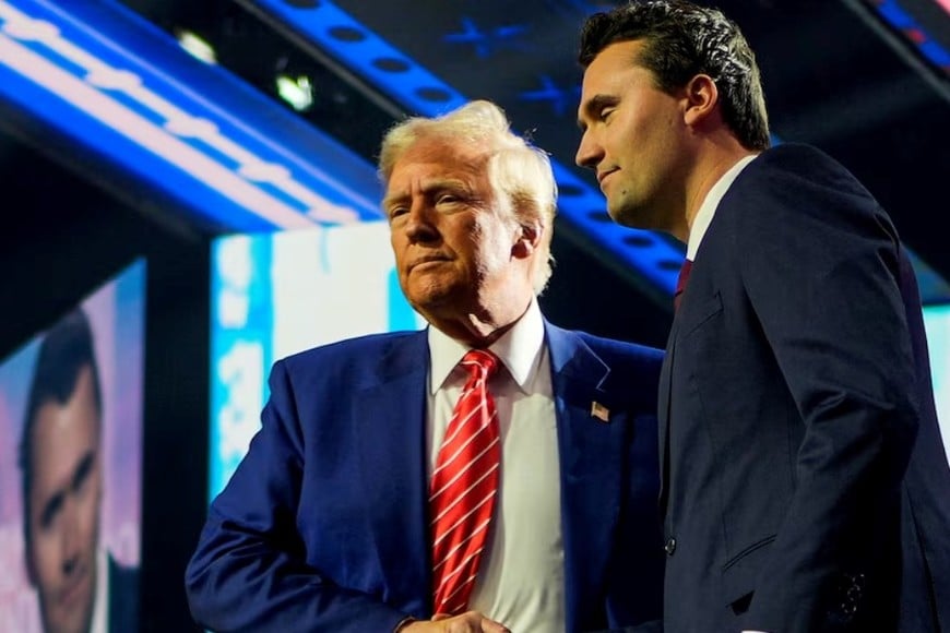Charlie Kirk junto a Donald Trump. Crédito: Reuters