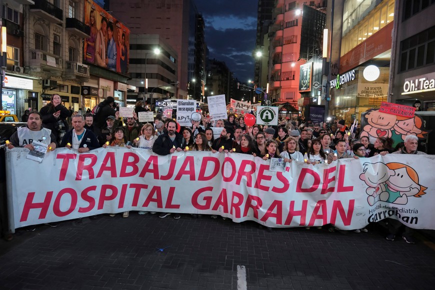 Health workers and demonstrators march to protest against Argentina's President Javier Milei's government over cutbacks to the health sector and in support of the Garrahan pediatric hospital, in Buenos Aires, Argentina, July 31, 2025. REUTERS/Alessia Maccioni