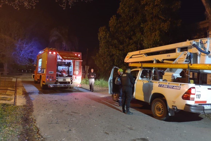 Técnicos de la EPE repararon el tendido eléctrico dañado por las llamas.