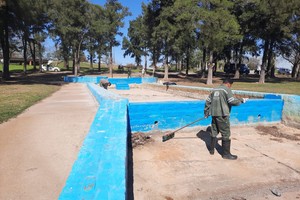 Unos 15 trabajadores municipales limpiaban este jueves los piletones del lago del Parque del Sur. El Litoral