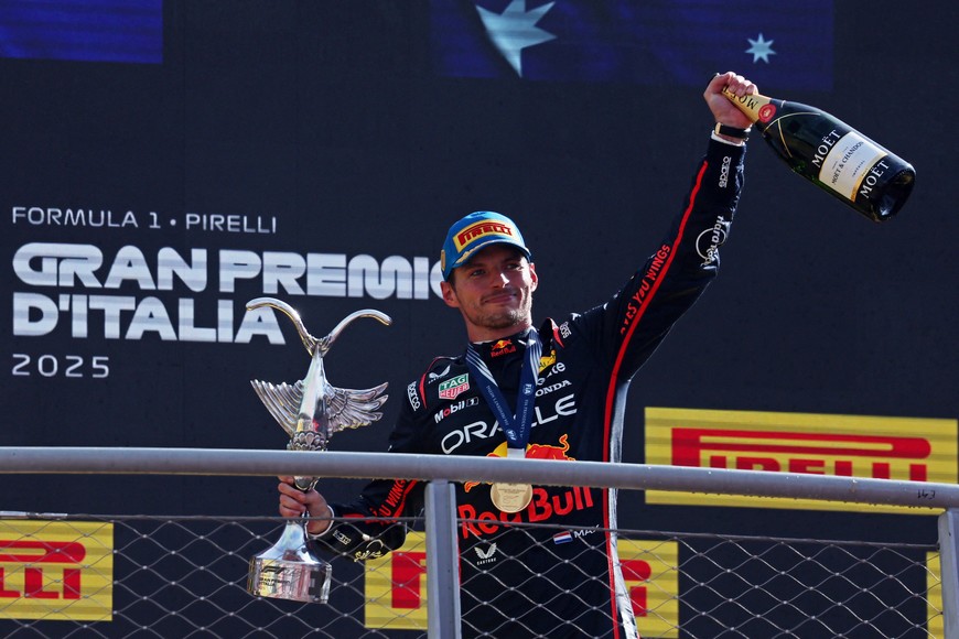 Formula One F1 - Italian Grand Prix - Autodromo Nazionale Monza, Monza, Italy - September 7, 2025
Red Bull's Max Verstappen celebrates with a trophy and champagne on the podium after winning the Italian Grand Prix REUTERS/Jakub Porzycki