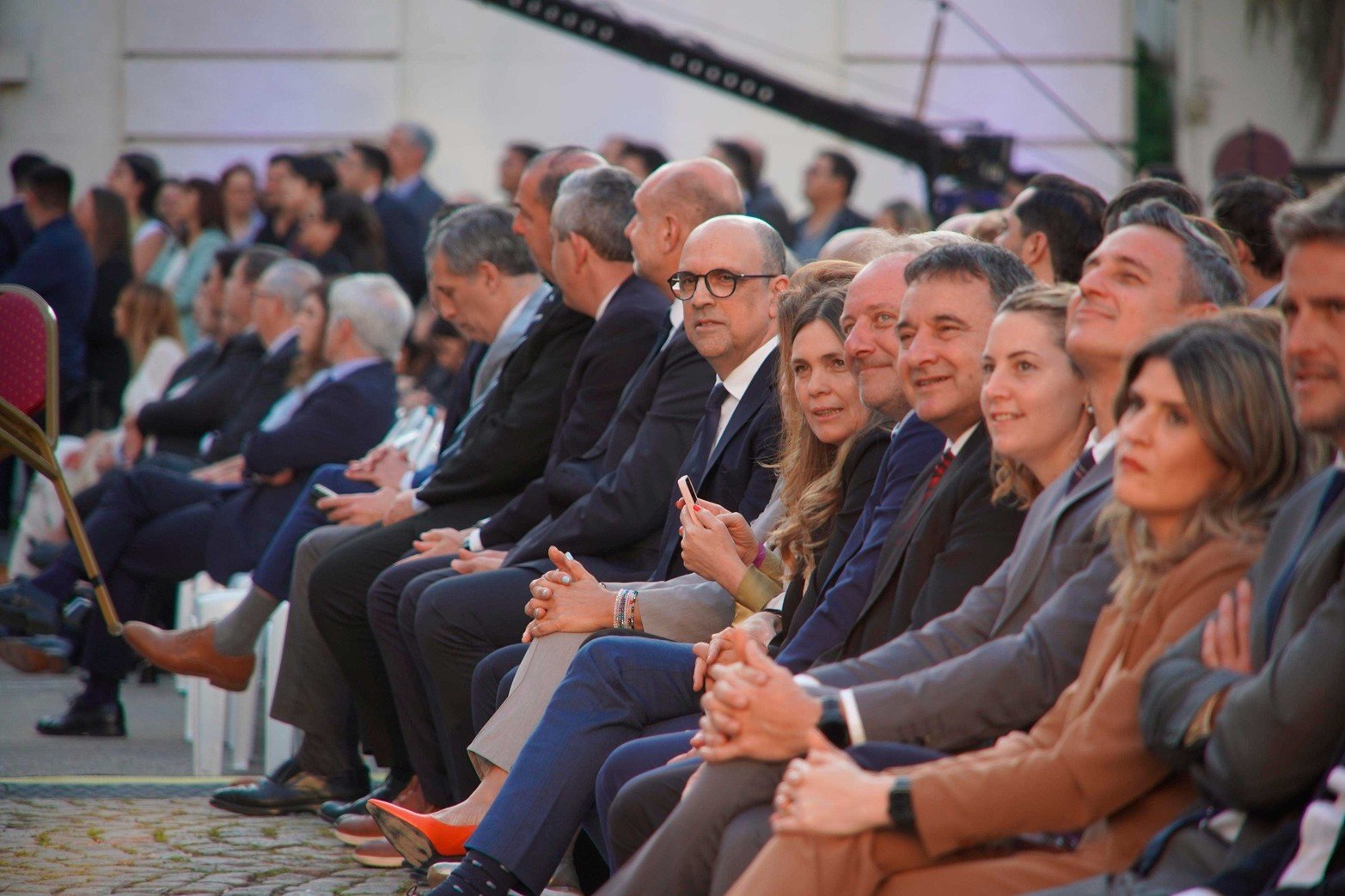 Legisladores provinciales presentes en la explanada de la Legislatura.