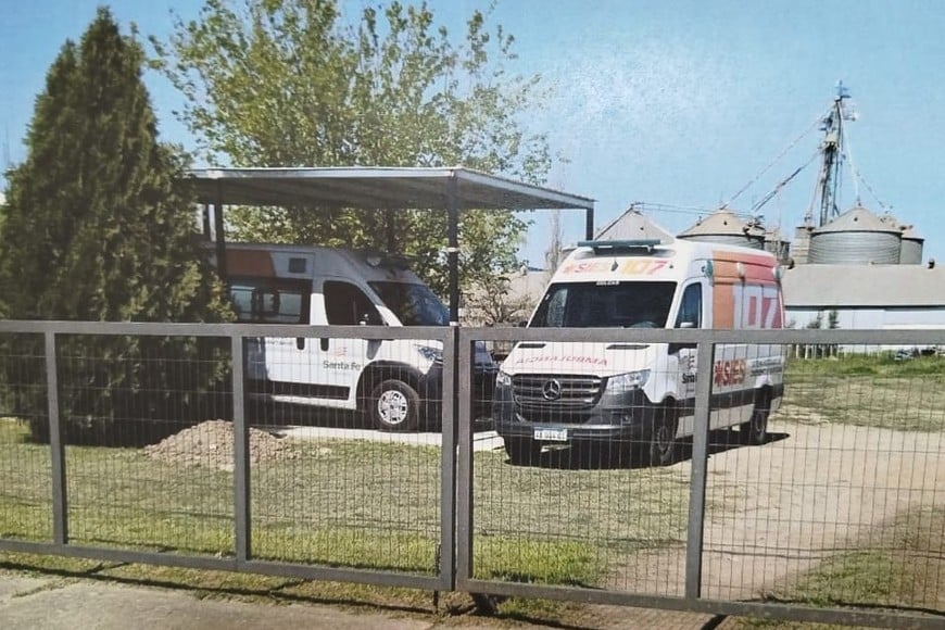 Cavallero, la cooperativa cedió parte de sus instalaciones para descentralizar la atención médica que antes dependía de la vecina localidad de Gálvez. Este acuerdo permitió establecer una ambulancia en el lugar, mejorando la respuesta ante emergencias en todo el sector.